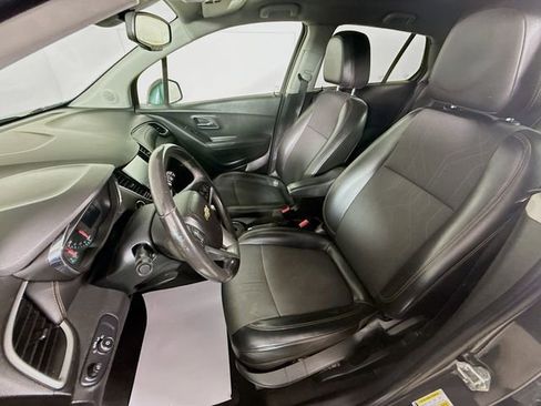 Used 2017 Chevrolet Trax LT w/ LT Convenience Package AWD/4WD image 21