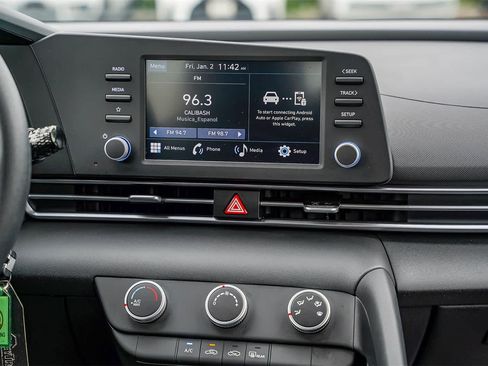 Certified 2025 Hyundai Elantra SE image 13