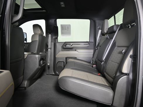 Used 2025 Chevrolet Silverado 2500 ZR2 w/ Technology Package image 18