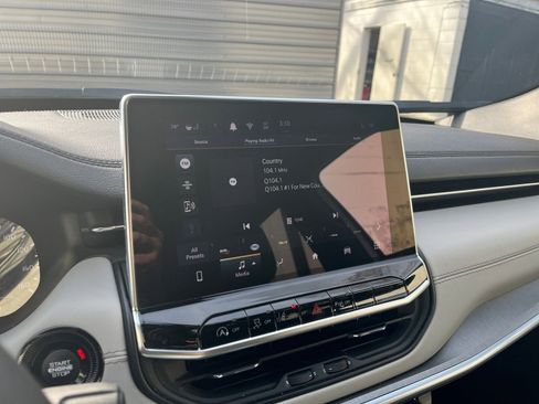 Used 2025 Jeep Compass Limited image 17