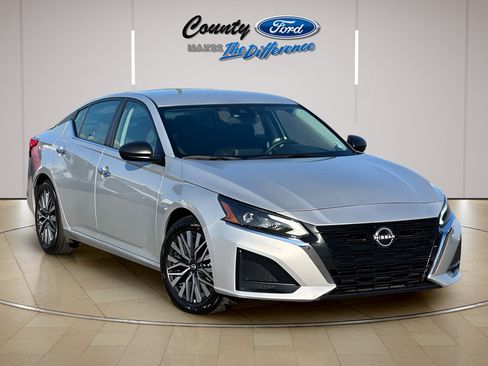 Used 2024 Nissan Altima 2.5 SV FWD image 1