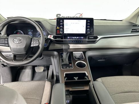 Used 2023 Toyota Sienna LE AWD/4WD image 18