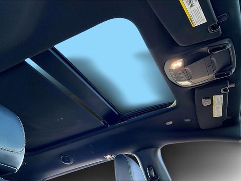 Used 2025 Chrysler Pacifica Limited image 20