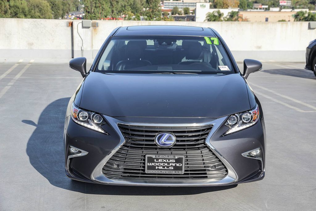 Used 2017 Lexus ES 300h w/ Luxury Package FWD image 2