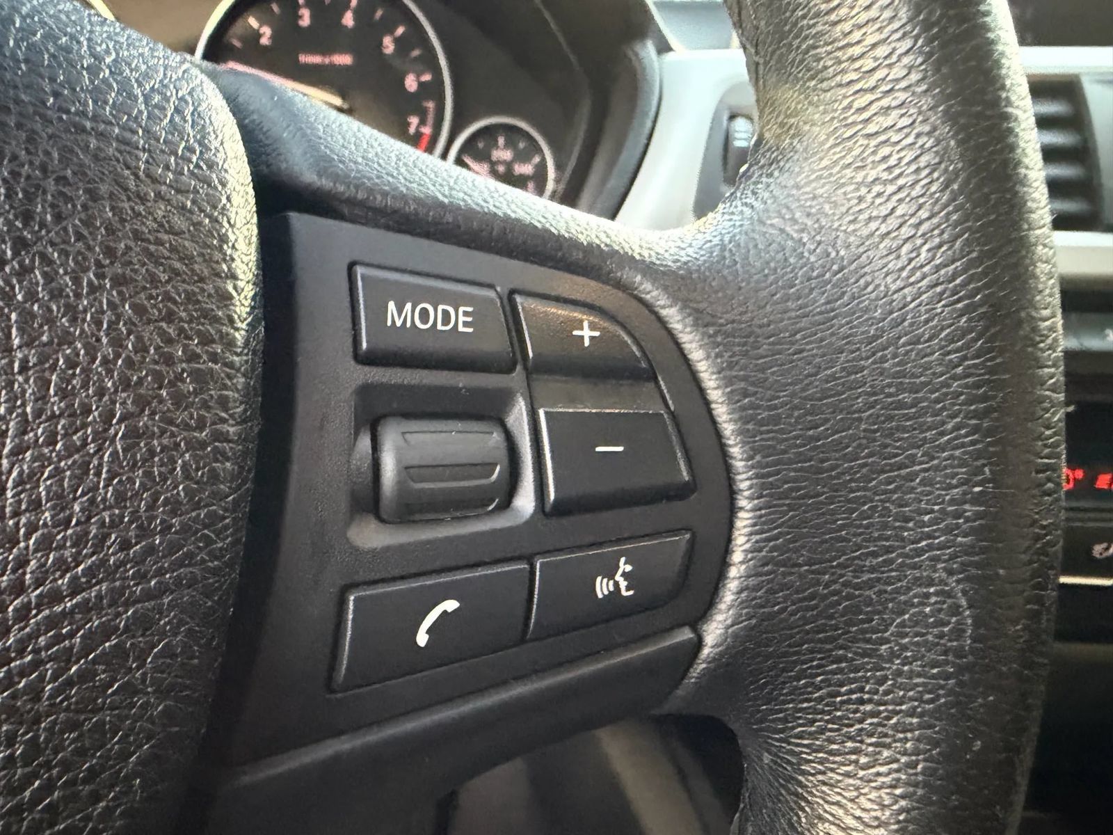 Used 2018 BMW 320i Sedan RWD image 17