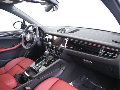 Used 2025 Porsche Macan image 26
