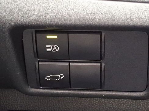 Used 2021 Toyota Highlander LE FWD image 25