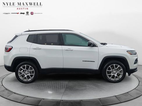 Used 2024 Jeep Compass Latitude w/ Sun and Sound Group AWD/4WD image 17