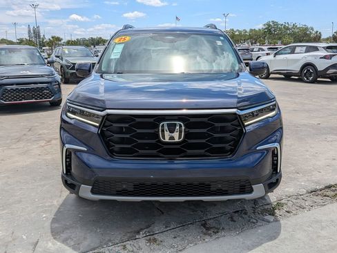Used 2025 Honda Pilot Touring image 3