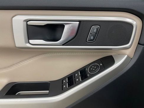 Used 2022 Ford Explorer XLT w/ Equipment Group 202A image 10