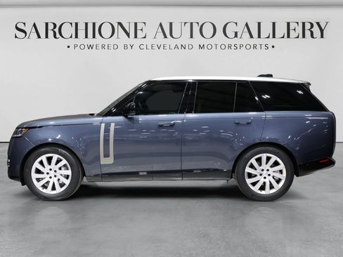 Used 2025 Land Rover Range Rover SE AWD/4WD image 3