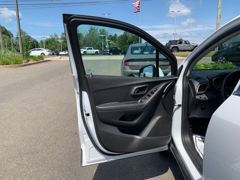 Used 2019 Chevrolet Trax LT w/ LT Convenience Package AWD/4WD image 12