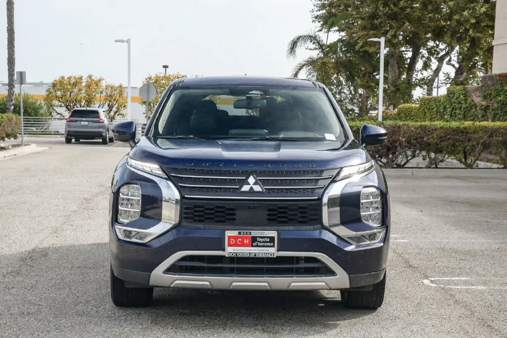 Used 2023 Mitsubishi Outlander SE FWD image 2