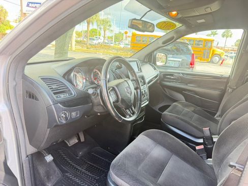 Used 2017 Dodge Grand Caravan SE FWD image 21