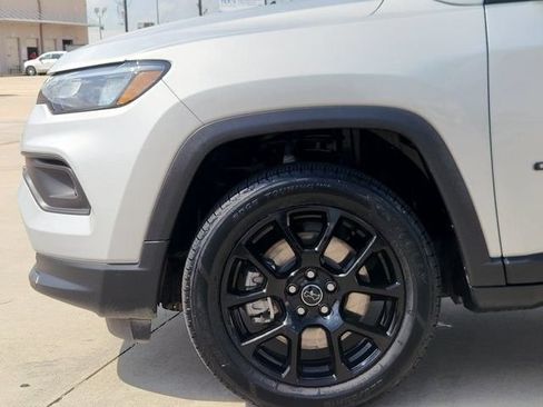 Used 2025 Jeep Compass Latitude w/ Convenience Group AWD/4WD image 8