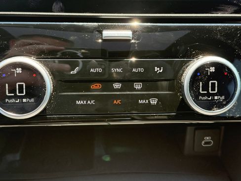 Used 2025 Land Rover Discovery Dynamic SE AWD/4WD image 17