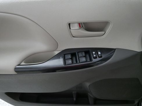 Used 2012 Toyota Sienna LE image 19