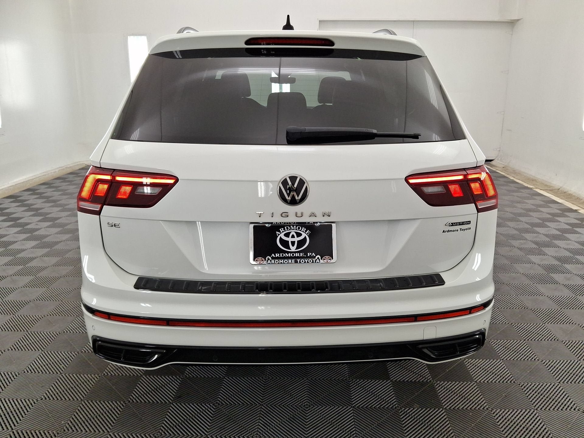 Used 2024 Volkswagen Tiguan SE R-Line AWD/4WD image 23