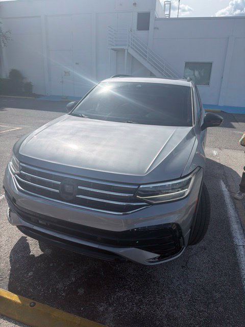 Used 2023 Volkswagen Tiguan SE R-Line FWD image 1