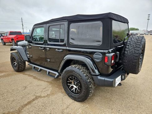 Used 2018 Jeep Wrangler Unlimited Sahara AWD/4WD image 4