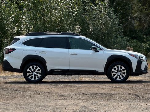 Used 2024 Subaru Outback Premium AWD/4WD image 8