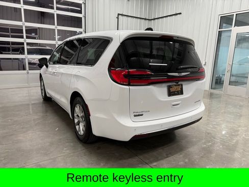New 2026 Chrysler Pacifica Limited FWD image 5