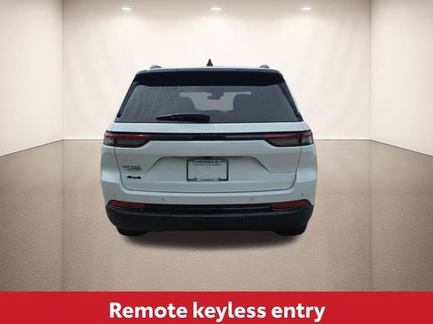 Used 2025 Jeep Grand Cherokee Altitude AWD/4WD image 5