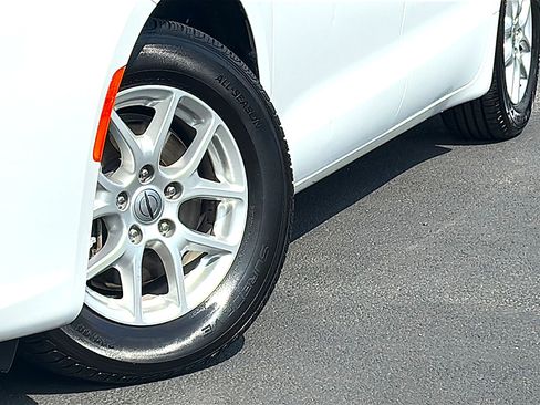 Used 2022 Chrysler Pacifica Touring-L image 3