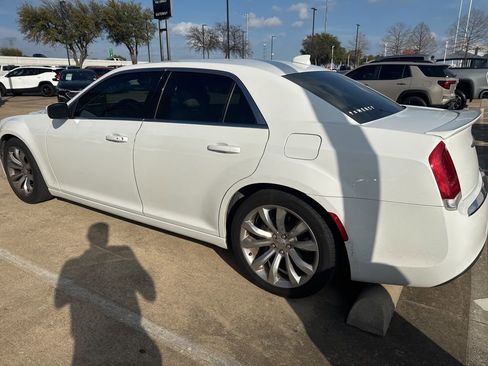 Used 2019 Chrysler 300 Touring L w/ Quick Order Package 22F image 3