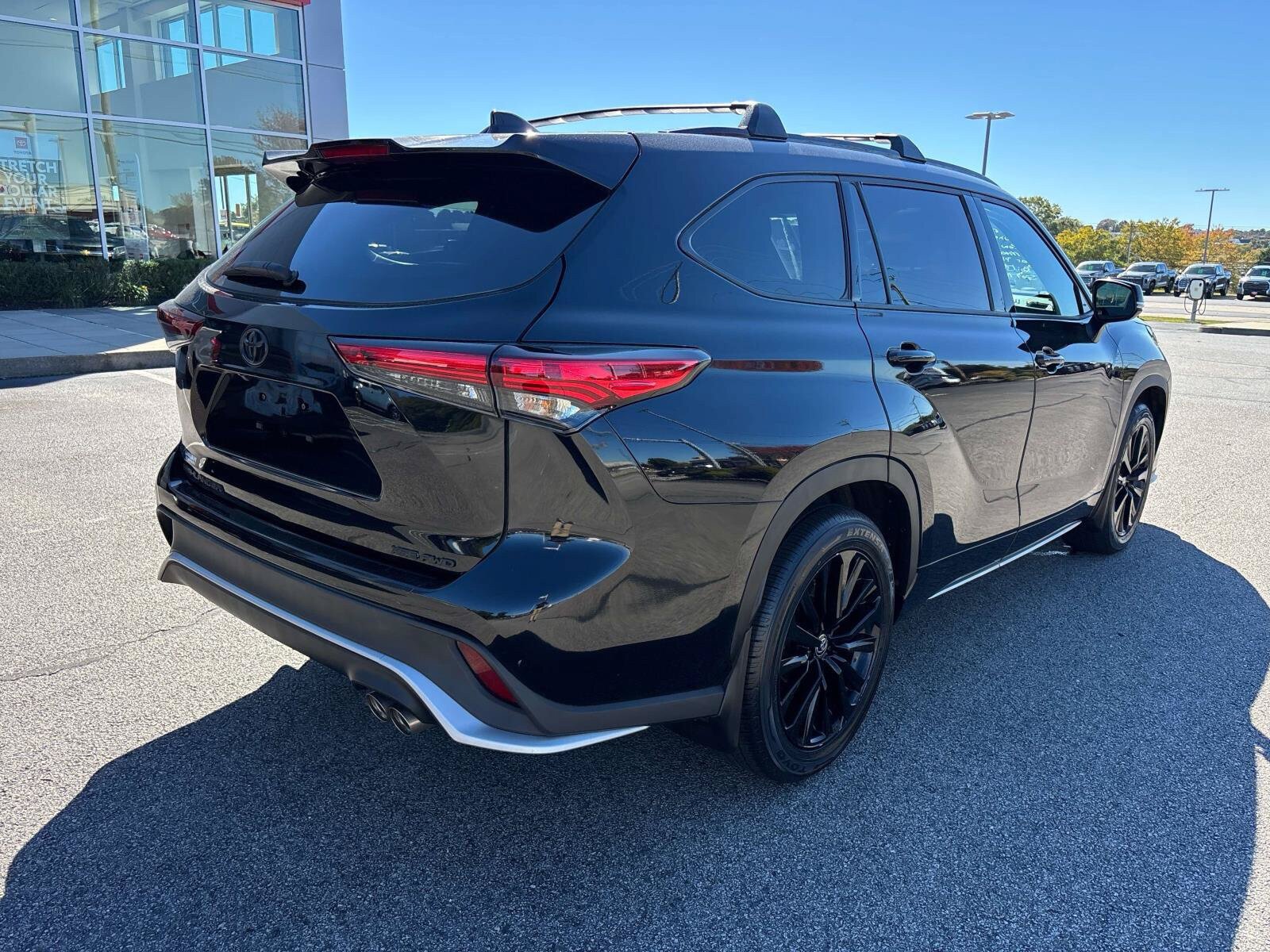 Used 2023 Toyota Highlander XSE AWD/4WD image 3