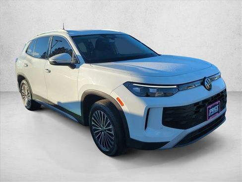 Used 2025 Volkswagen Tiguan S image 3