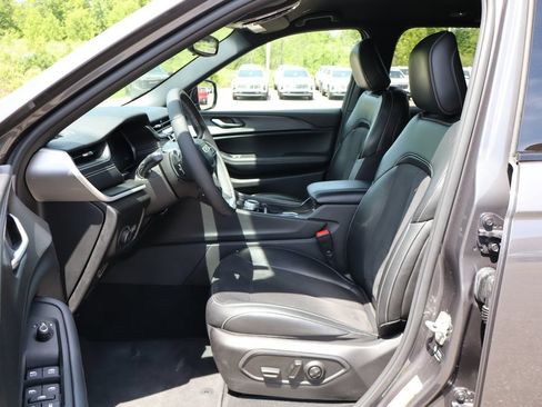 Used 2023 Jeep Grand Cherokee Altitude AWD/4WD image 11