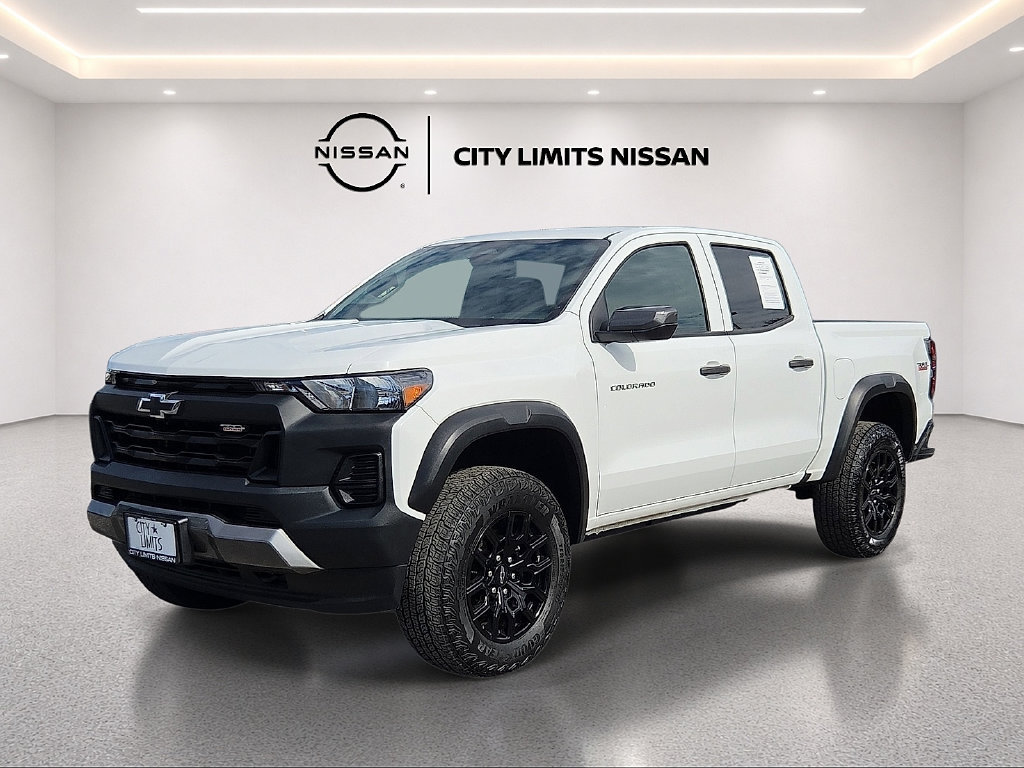 Used 2025 Chevrolet Colorado Trail Boss AWD/4WD image 2