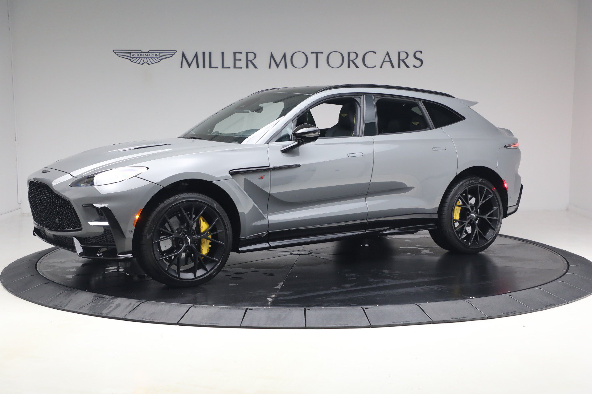 Used 2026 Aston Martin DBX S AWD/4WD image 2