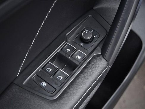 Certified 2022 Volkswagen Tiguan SE image 8