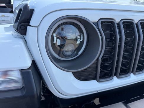 Used 2025 Jeep Gladiator Sport AWD/4WD image 12