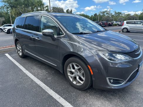Used 2018 Chrysler Pacifica Limited w/ Advanced Safetytec Group image 4
