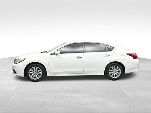 Used 2017 Nissan Altima 2.5 S w/ Power Driver Seat Package FWD image 2