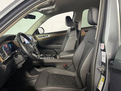 Used 2025 Volkswagen Atlas SE FWD image 21