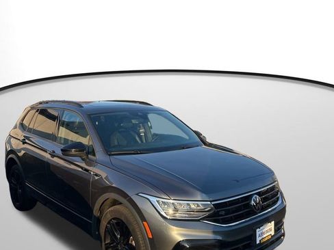 Used 2022 Volkswagen Tiguan SE R-Line image 2
