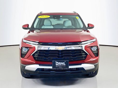Used 2025 Chevrolet TrailBlazer LT w/ Convenience Package AWD/4WD image 3