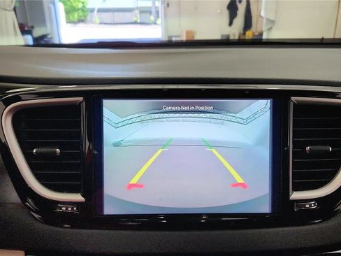 Used 2023 Chrysler Pacifica Touring-L FWD image 25
