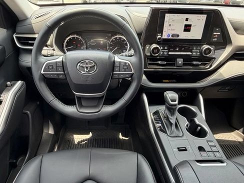 Used 2025 Toyota Highlander XLE FWD image 18