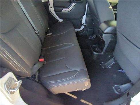 Used 2017 Jeep Wrangler Unlimited Rubicon w/ Connectivity Group image 18