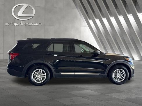 Used 2025 Ford Explorer Active w/ Active Comfort Package RWD image 4