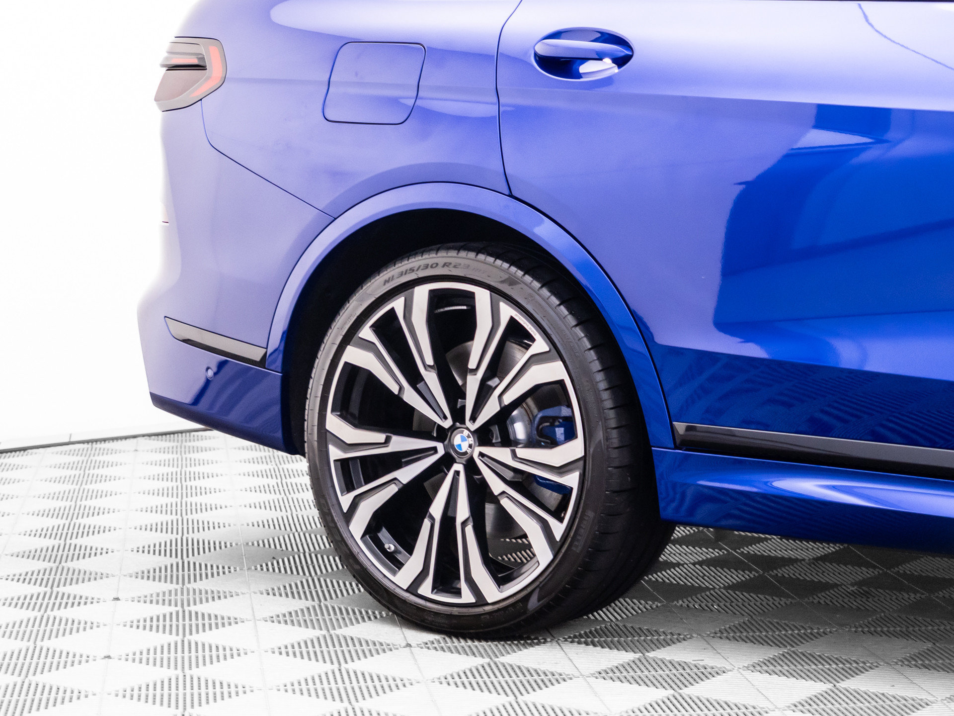 Certified 2025 BMW X7 M60i AWD/4WD image 33