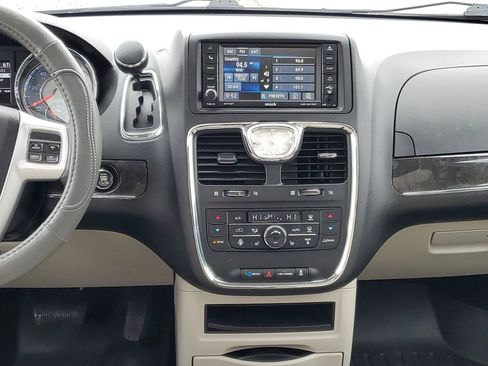 Used 2016 Chrysler Town & Country Touring-L FWD image 25