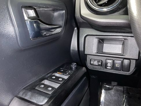Used 2019 Toyota Tacoma TRD Off-Road w/ Exterior Package AWD/4WD image 20