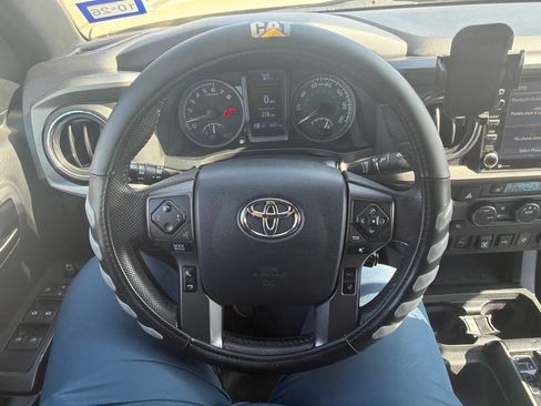 Used 2020 Toyota Tacoma TRD Off-Road w/ TRD Premium Off Road Package AWD/4WD image 4