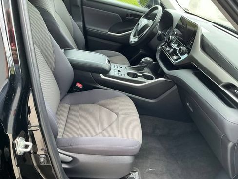 Used 2023 Toyota Highlander LE AWD/4WD image 18